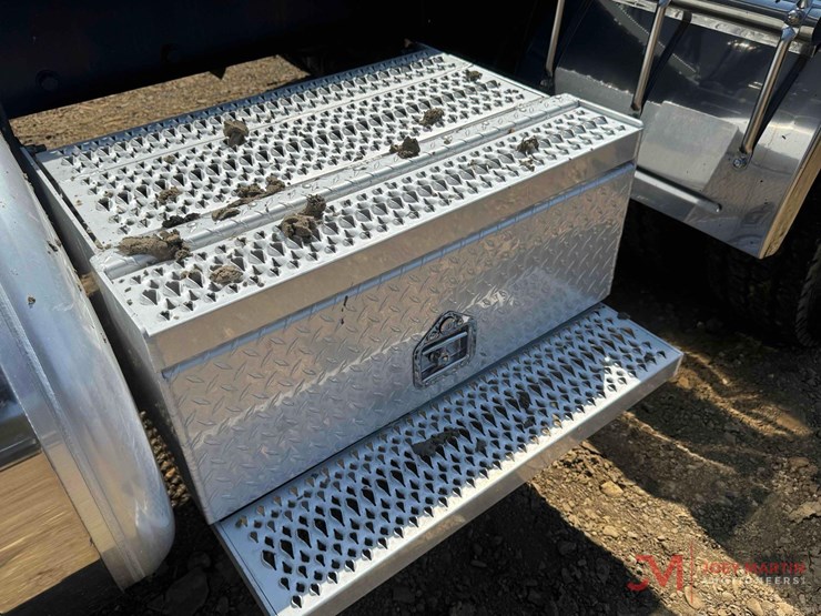 2015-peterbilt-389-image-13