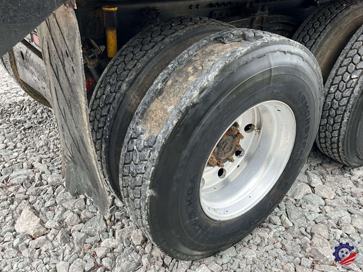 2011-volvo-truck-vhd-tri-axle-dump-truck-image-13