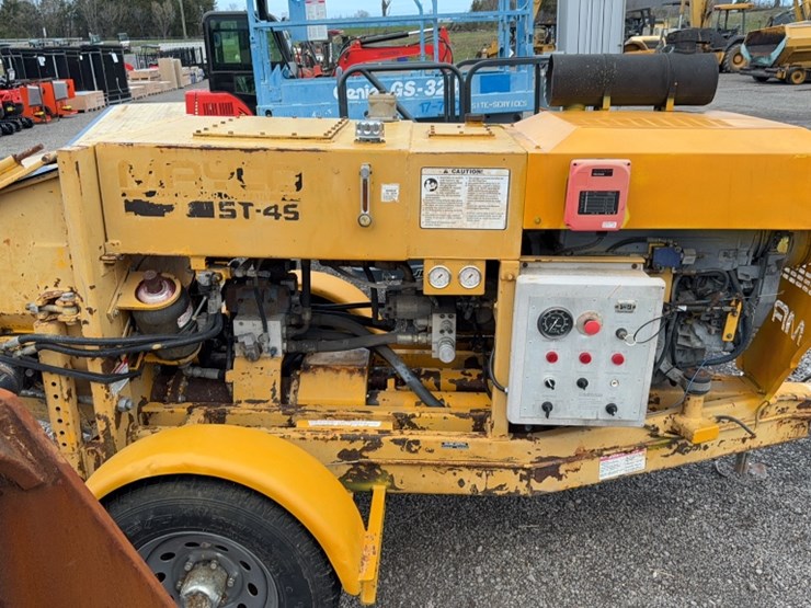 #2098-•-mayco-st45-towable-concrete-pump-image-4
