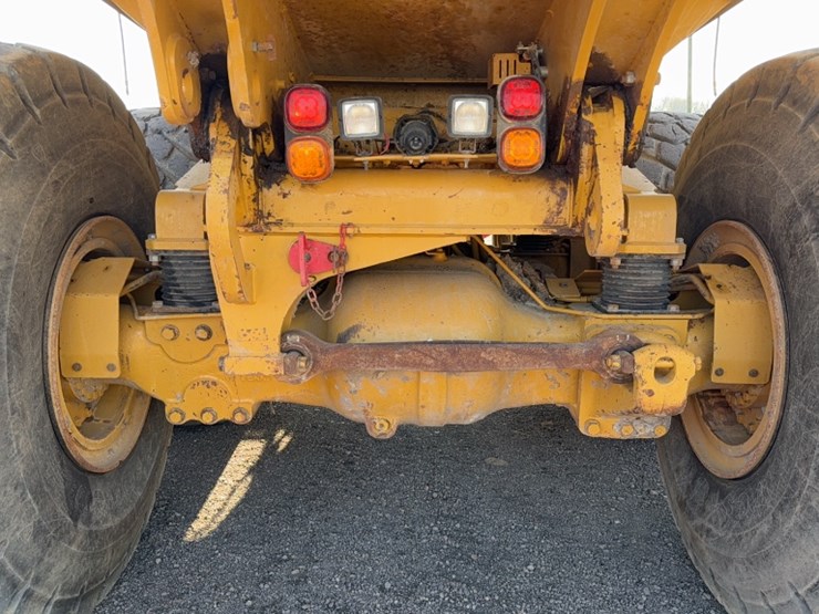 2017-caterpillar-745-image-10