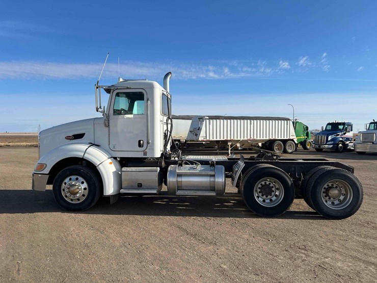 2008-peterbilt-384-image-9