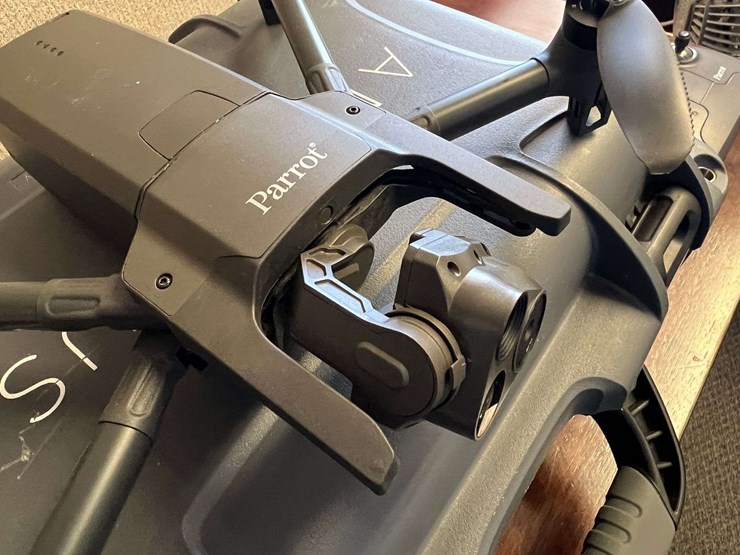 parrot-anafi-usa-foldable-drone-with-4k/thermal-camera-image-11