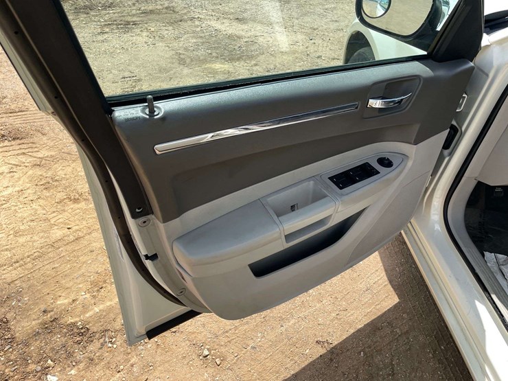 2010-chrysler-300-4-door-sedan-(119,302-miles)-image-9