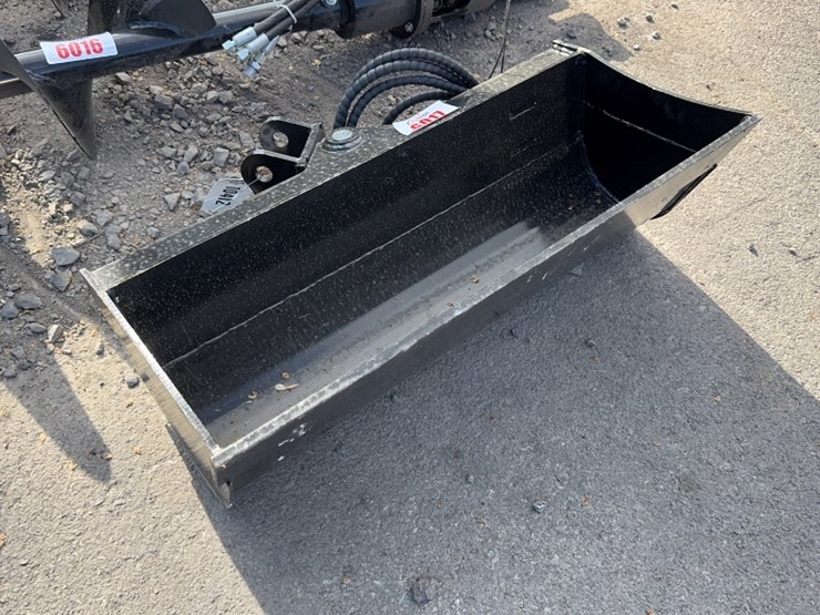 #6017-•-32"-mini-excavator-hyd-tilt-bucket-image-2