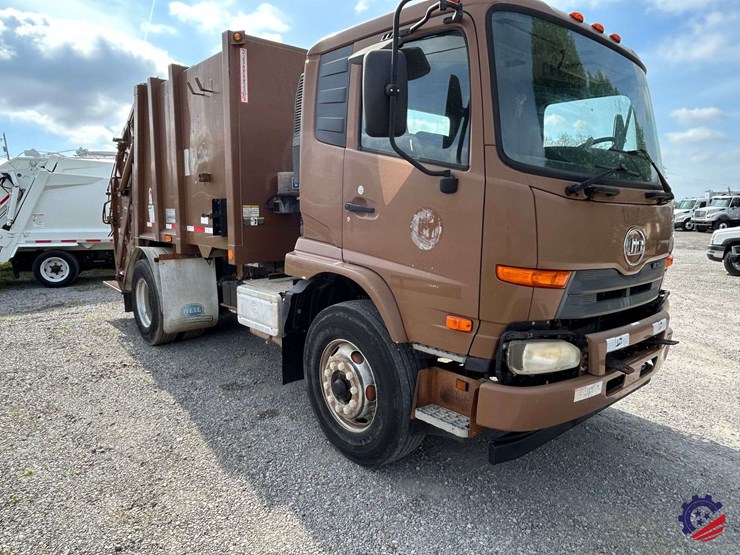 2013-ud-ud3300-s/a-garbage-truck-image-7