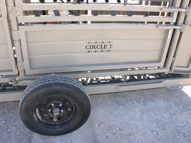 #1085-•-new-circle-t-portable-hydraulic-squeeze-chute-image-33