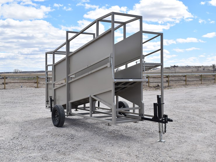 #1084-•-new-circle-t-portable-loading-chute-with-catwalk-image-7