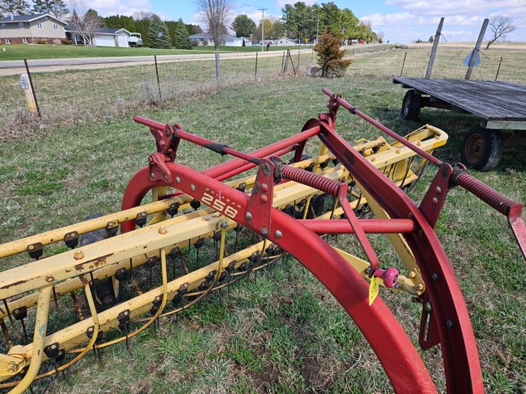 new-holland-258-image-11