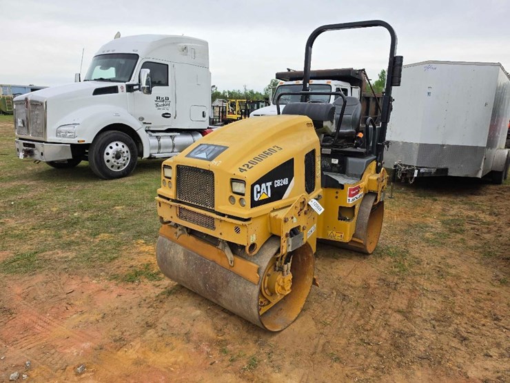 2015-caterpillar-cb24b-image-1