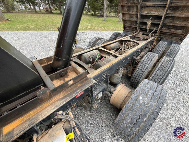 2011-volvo-truck-vhd-tri-axle-dump-truck-image-86