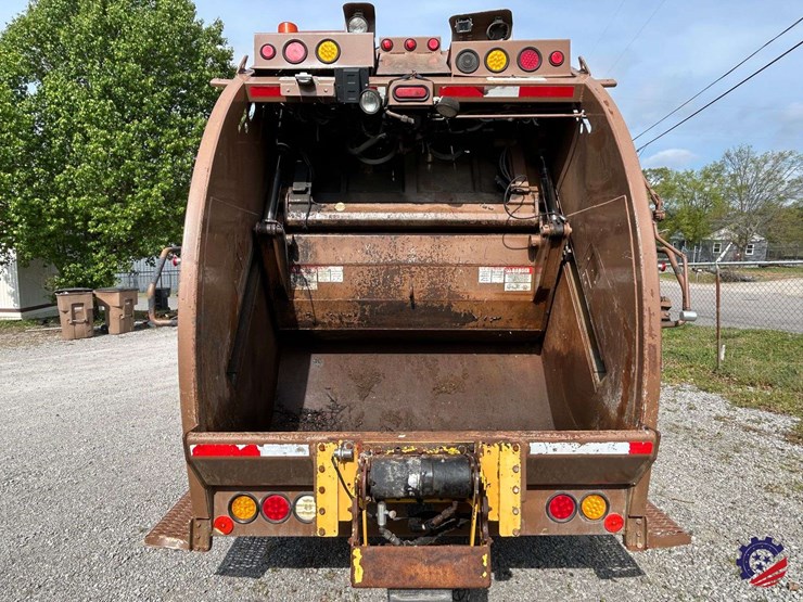 2013-ud-ud3300-s/a-garbage-truck-image-4