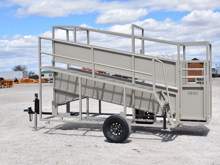 #1084-•-new-circle-t-portable-loading-chute-with-catwalk-image-2