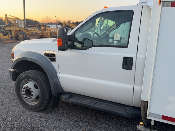 2010-ford-f550-image-14