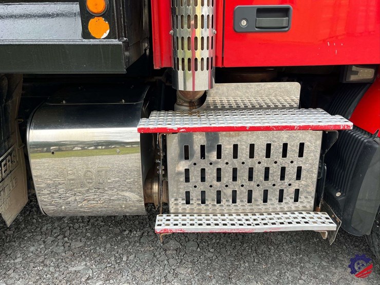 2011-volvo-truck-vhd-tri-axle-dump-truck-image-44