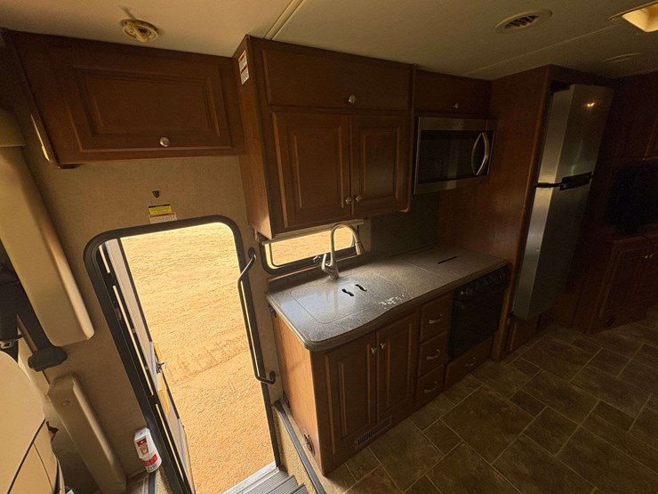 2014-ford-f-53-motorhome-image-18