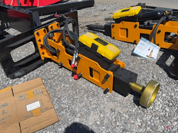 #6070-•-future-skid-steer-hyd-post-driver-image-1