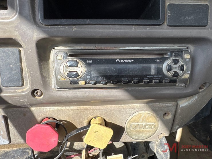 2001-mack-ch613-image-35