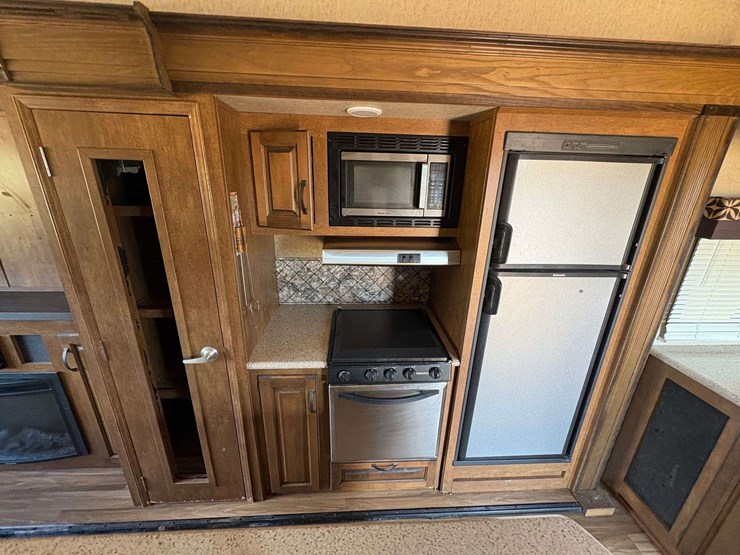 2016-forest-river-sabre-5th-wheel-travel-trailer-image-12