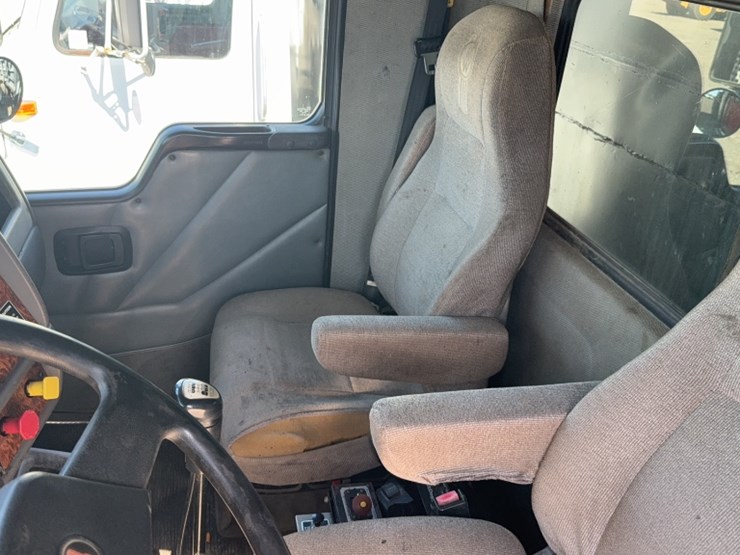 2003-kenworth-t300-image-19