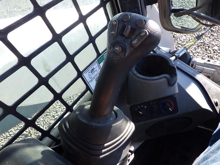 2021-bobcat-t740-image-32