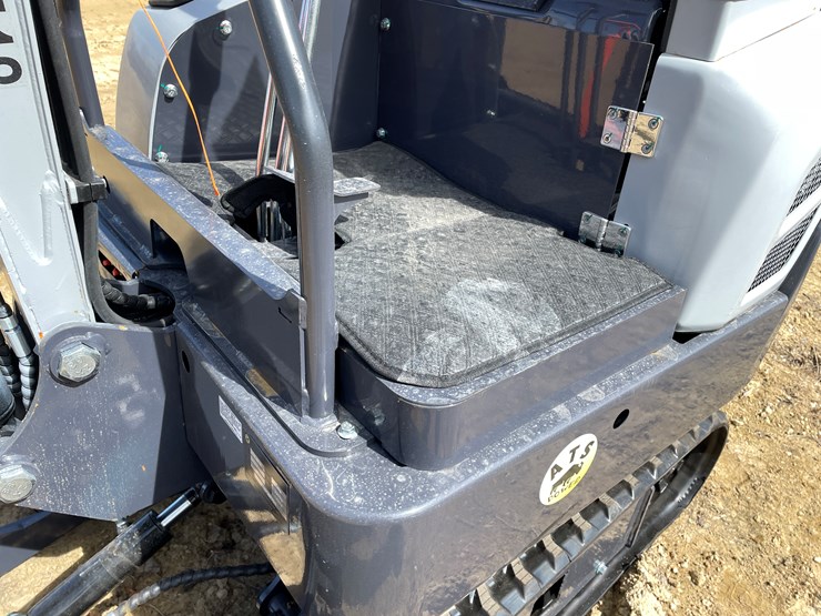 #902-•-new-land-hero-rt15r-mini-excavator-image-18