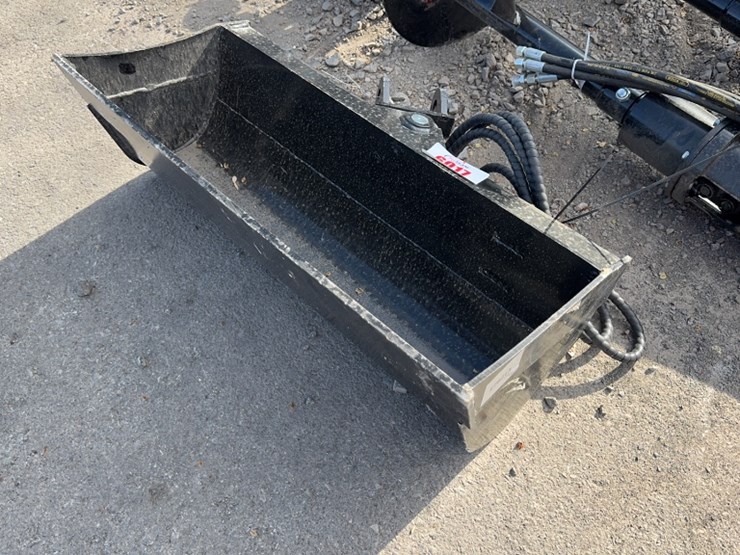 #6017-•-32"-mini-excavator-hyd-tilt-bucket-image-1