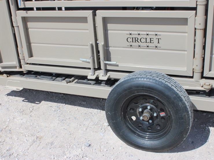 #1085-•-new-circle-t-portable-hydraulic-squeeze-chute-image-16