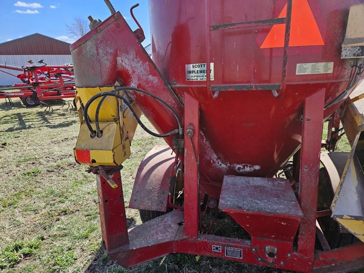 new-holland-355-image-36