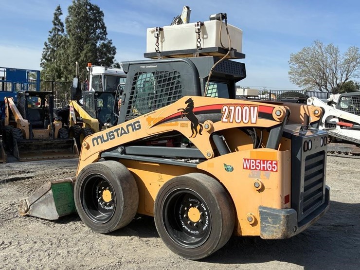 2011-mustang-2700v-image-4