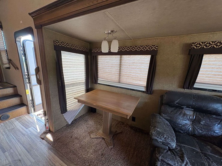 2016-forest-river-sabre-5th-wheel-travel-trailer-image-16