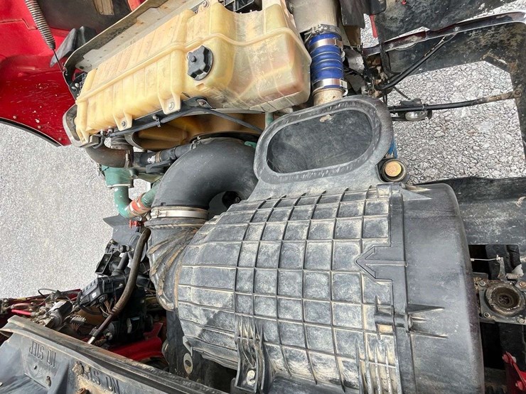 2011-volvo-truck-vhd-tri-axle-dump-truck-image-55