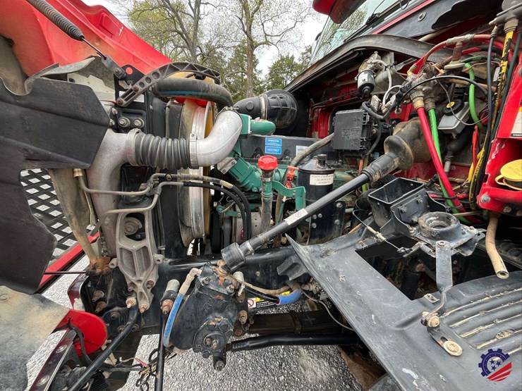 2011-volvo-truck-vhd-tri-axle-dump-truck-image-57