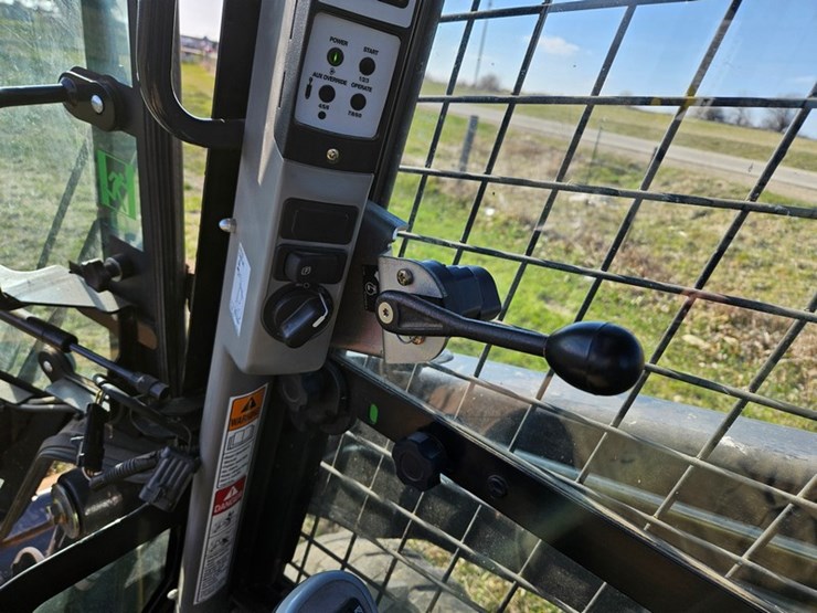 new-holland-l218-image-22