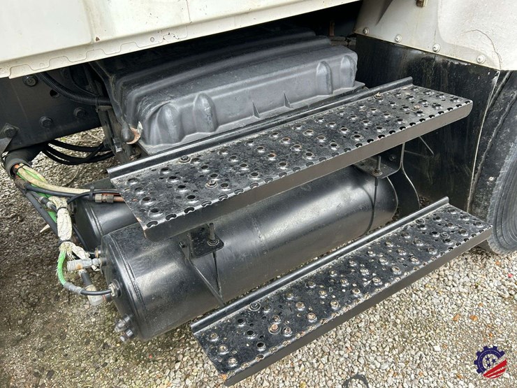 2009-international-7400-image-53