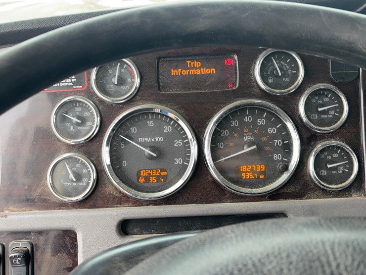 2014-peterbilt-389-image-36