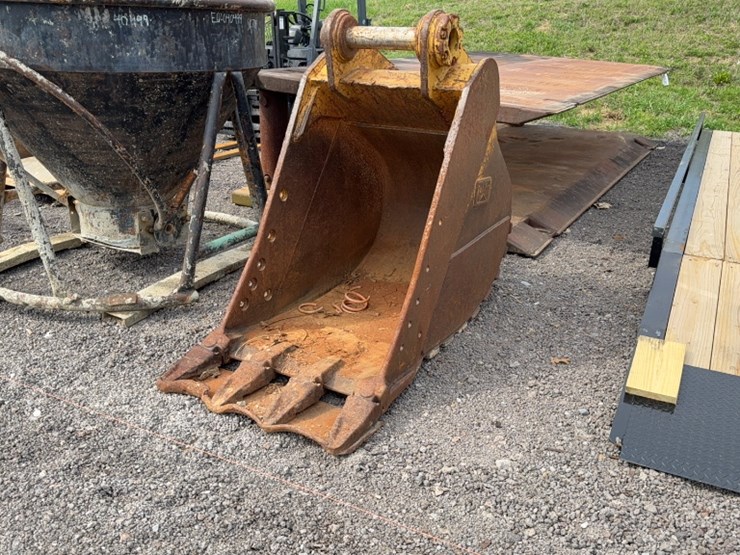 #2051-•-cat-32"-excavator-bucket-image-1