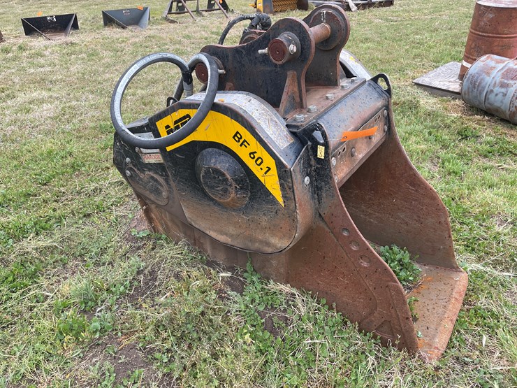 #4017-•-2016-mb-crusher-bucket-image-2