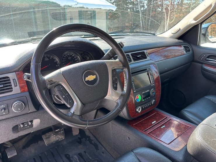 2009-chevrolet-suburban-image-11