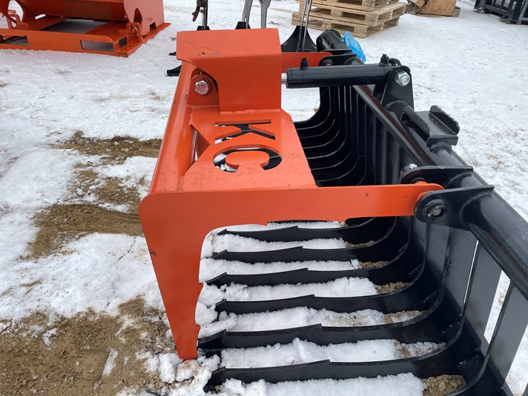 #2039-•-skid-steer-mount-skeleton-grapple-bucket-image-9