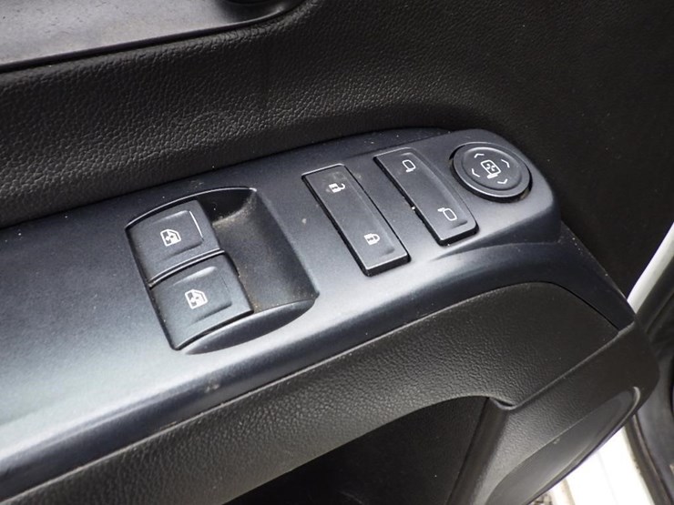 2017-chevrolet-2500-image-26