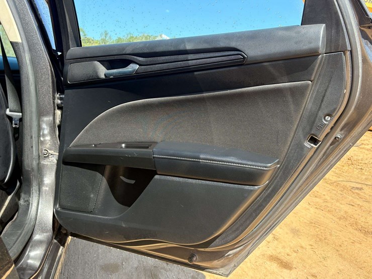 2018-ford-fusion-se-4-door-sedan-(109,948-miles)-image-17