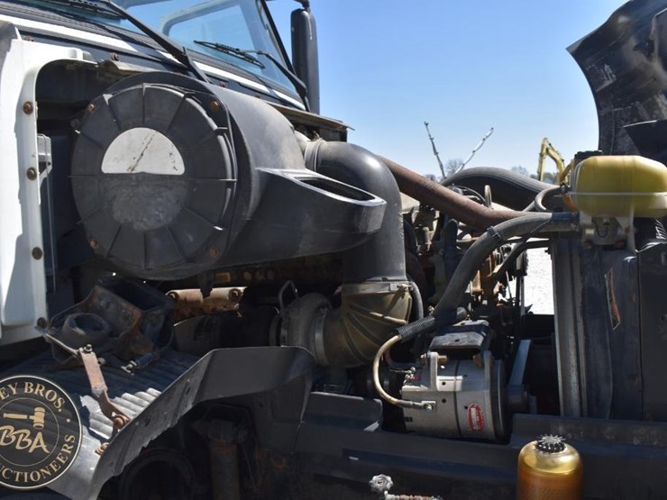 1999-volvo-vnl64t300-image-32