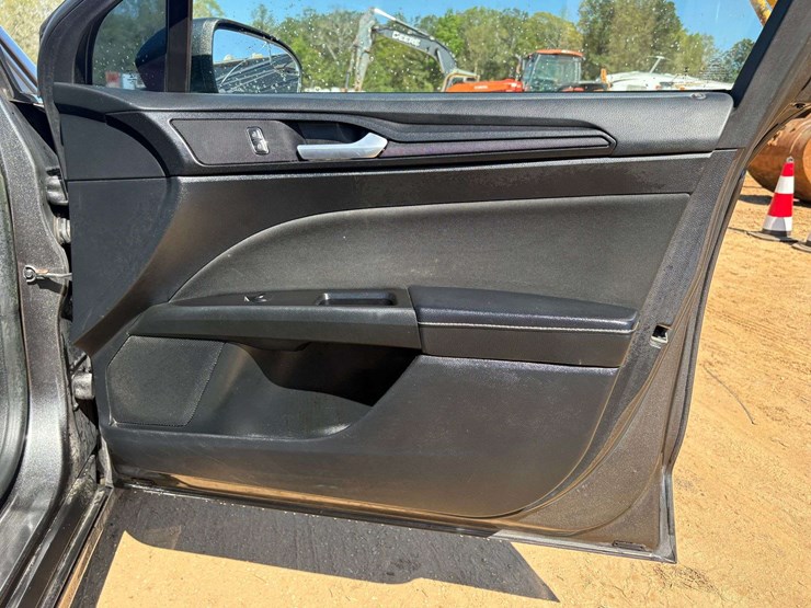 2018-ford-fusion-se-4-door-sedan-(109,948-miles)-image-19