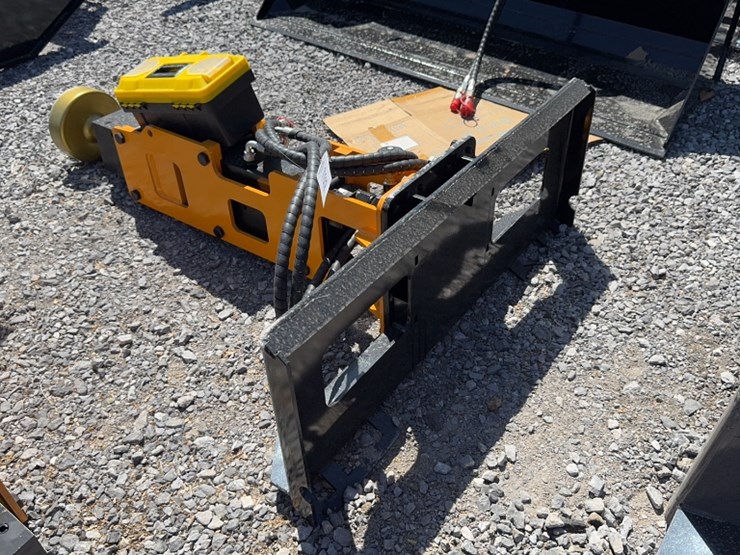 #6070-•-future-skid-steer-hyd-post-driver-image-3