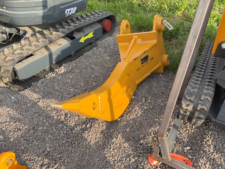 caterpillar-320-image-2