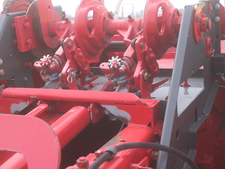 2015-massey-ferguson-1840-image-31