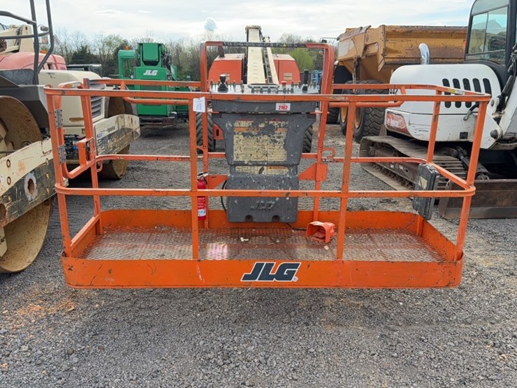 2014-jlg-800s-image-2