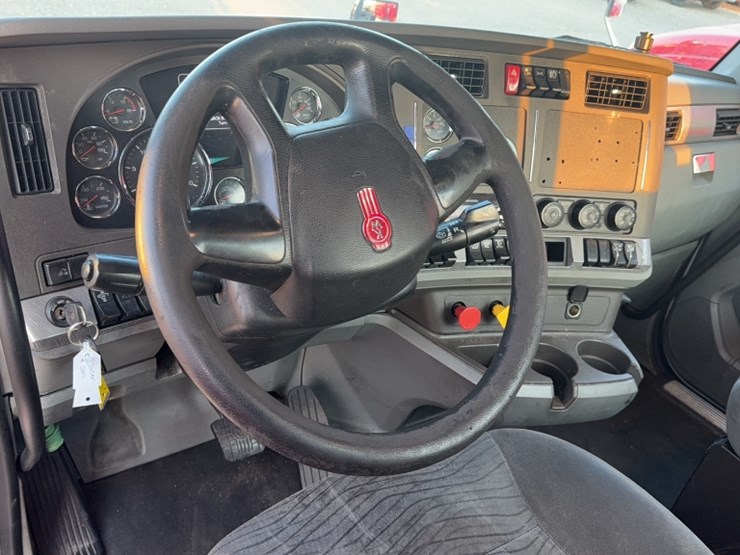2019-kenworth-t680-image-17