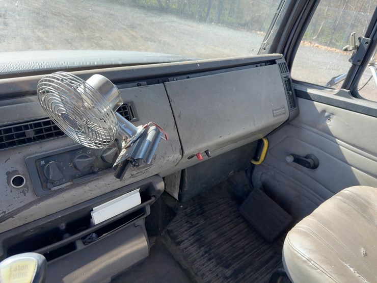 1999-freightliner-fl112-image-25