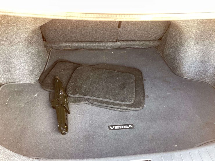 2019-nissan-versa-sv-4-door-sedan-(114,431-miles)-image-14